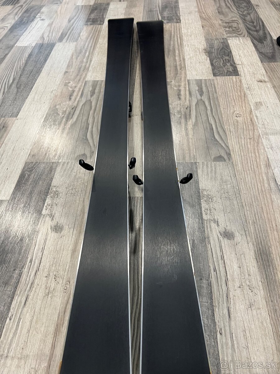 Zjazdové lyže Elan a prilba - 4