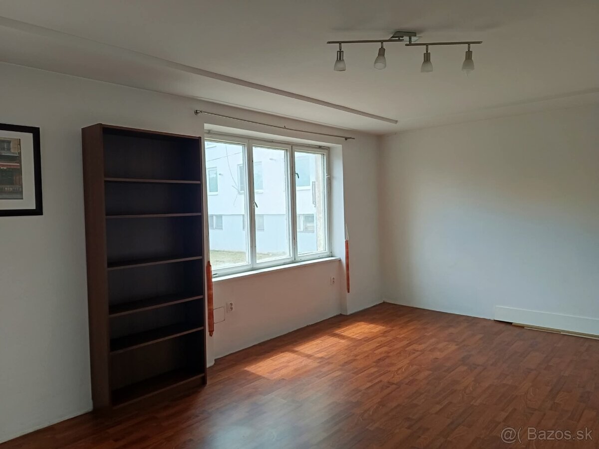 Administratívna budova na predaj - 4