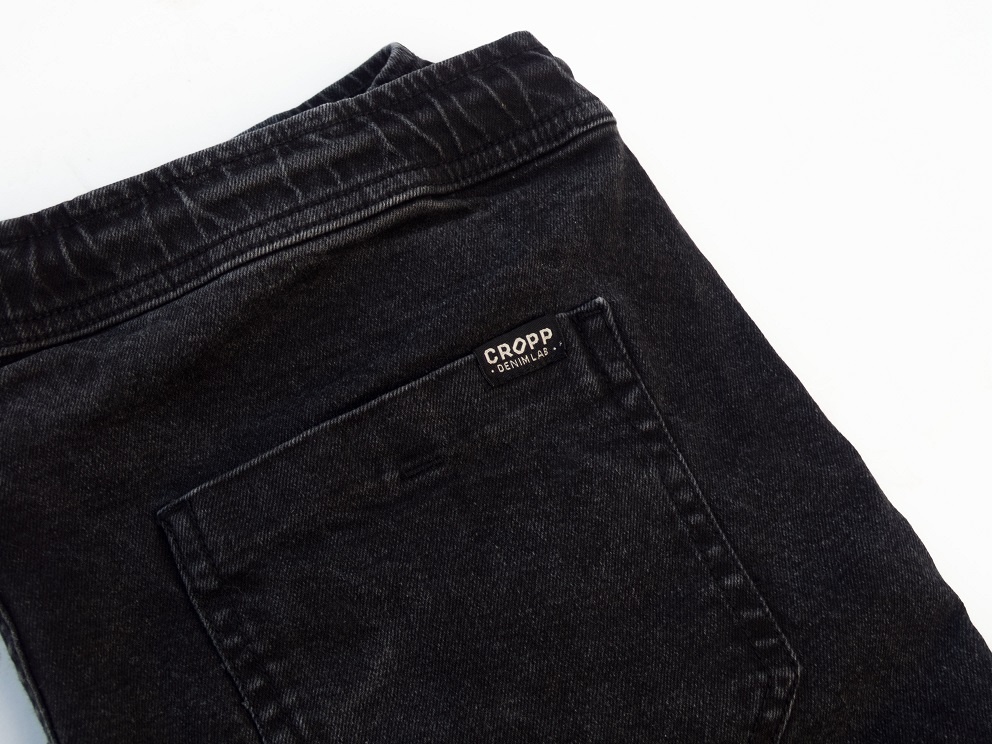 Čierne cargo nohavice Cropp č.34 - 4