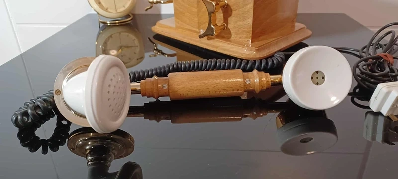 Starý drevený telefón pevná linka - 4