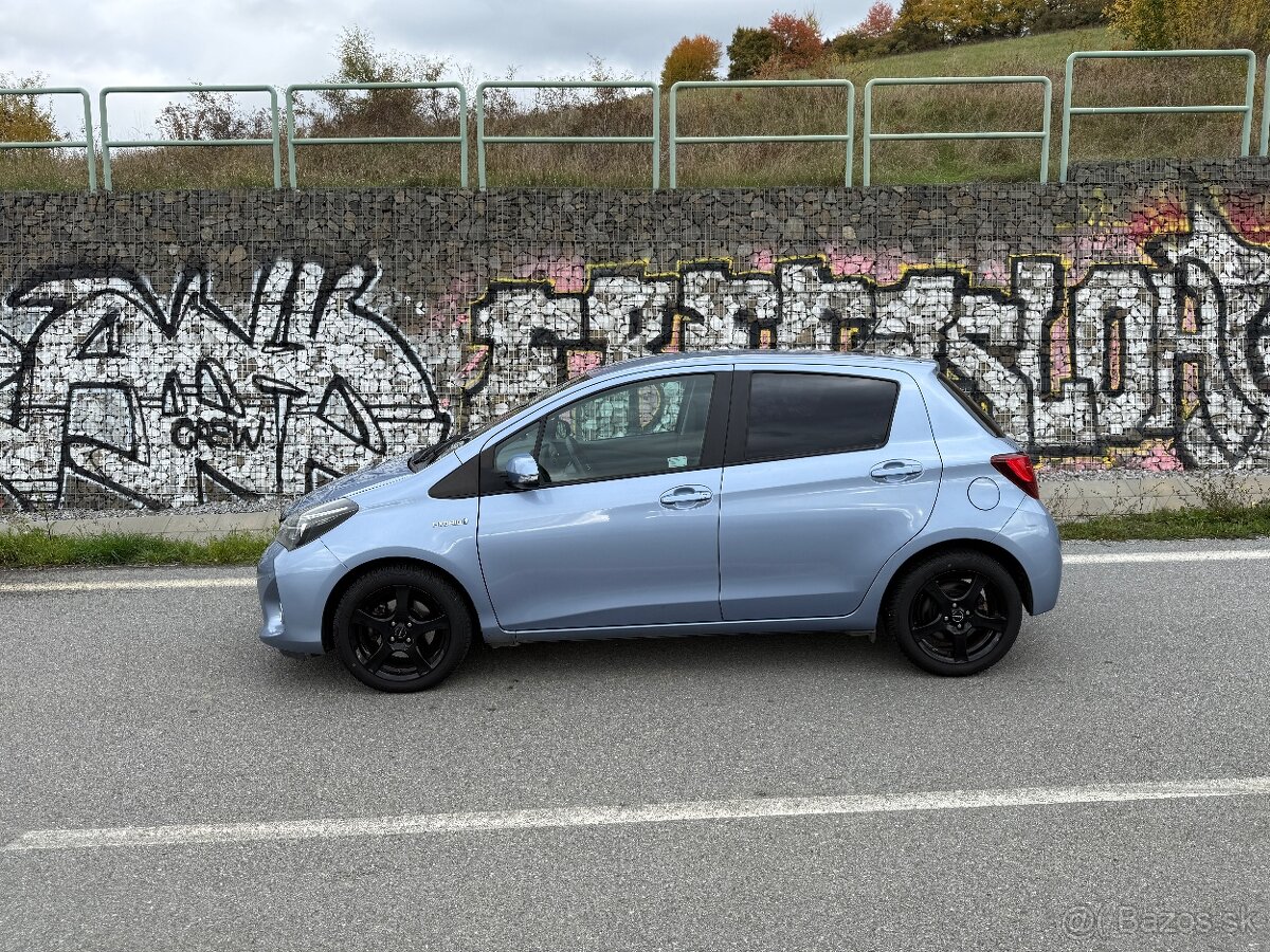 Toyota Yaris 1.5 Hybrid E-CVT - 4