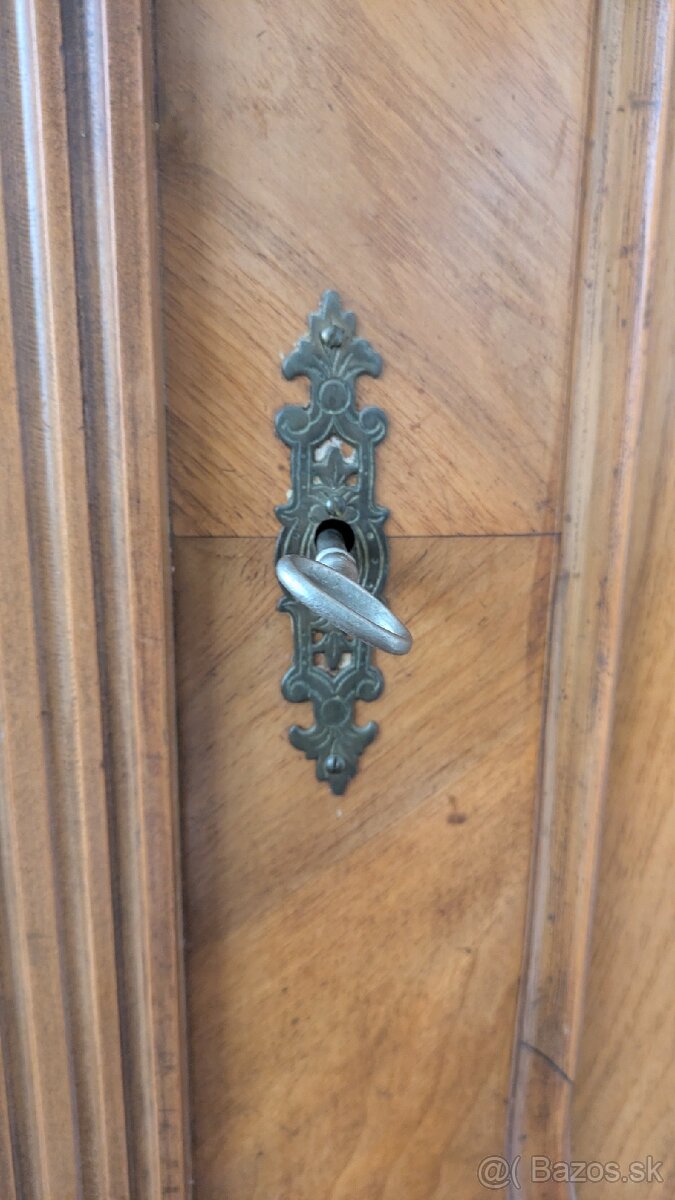 Starožitná drevená skriňa - 4