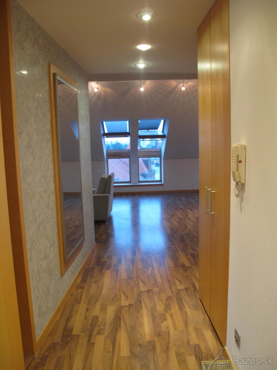 Prenajmem nadštandardný podkrovný byt na Vajanského nábreží - 4