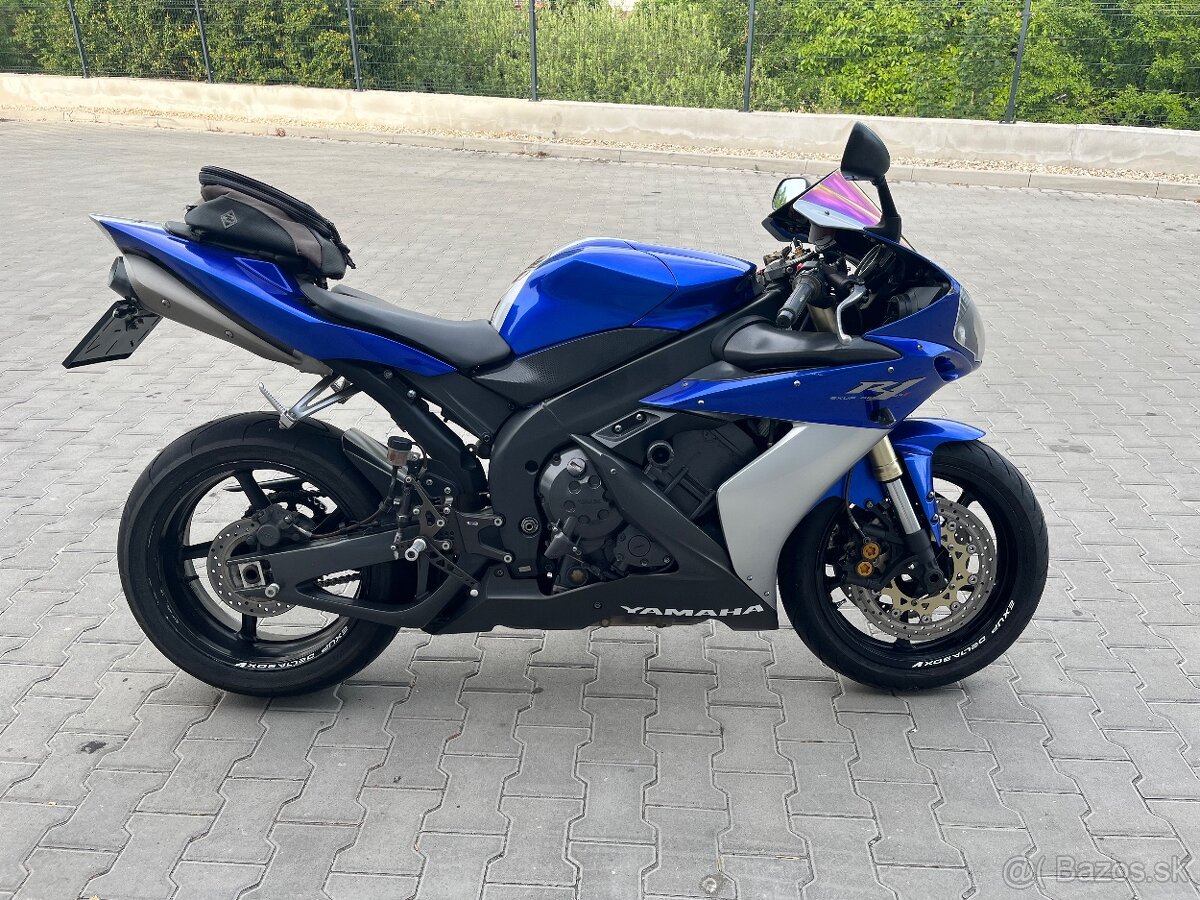 Yamaha R1 - 4