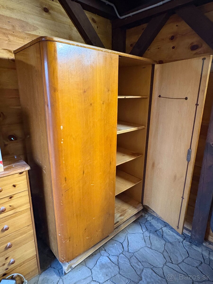 Staršia drevená skriňa z masívu - 4