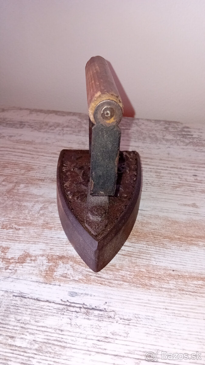 Predám peknú starú liatinovú žehličku 2 - 4
