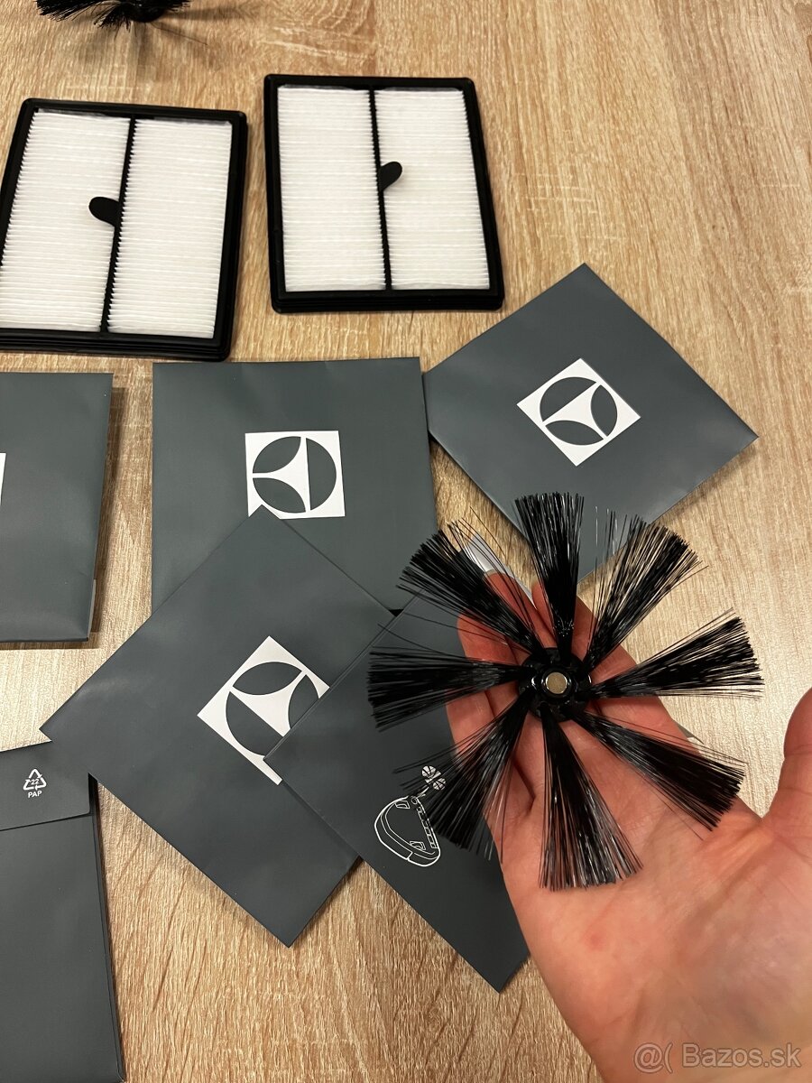 Predám príslušenstvo k vysávaču Elektrolux PUREi9 - 4