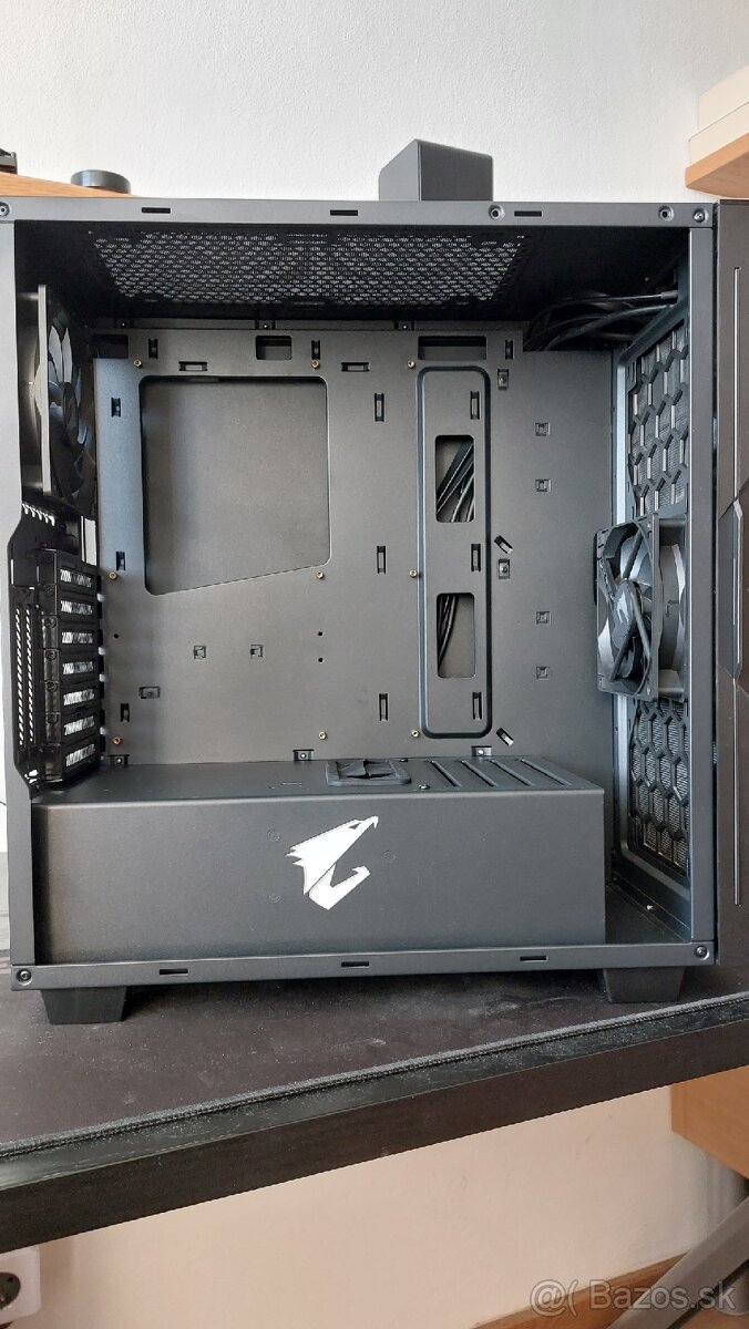 GIGABYTE AORUS C300 GLASS - 4