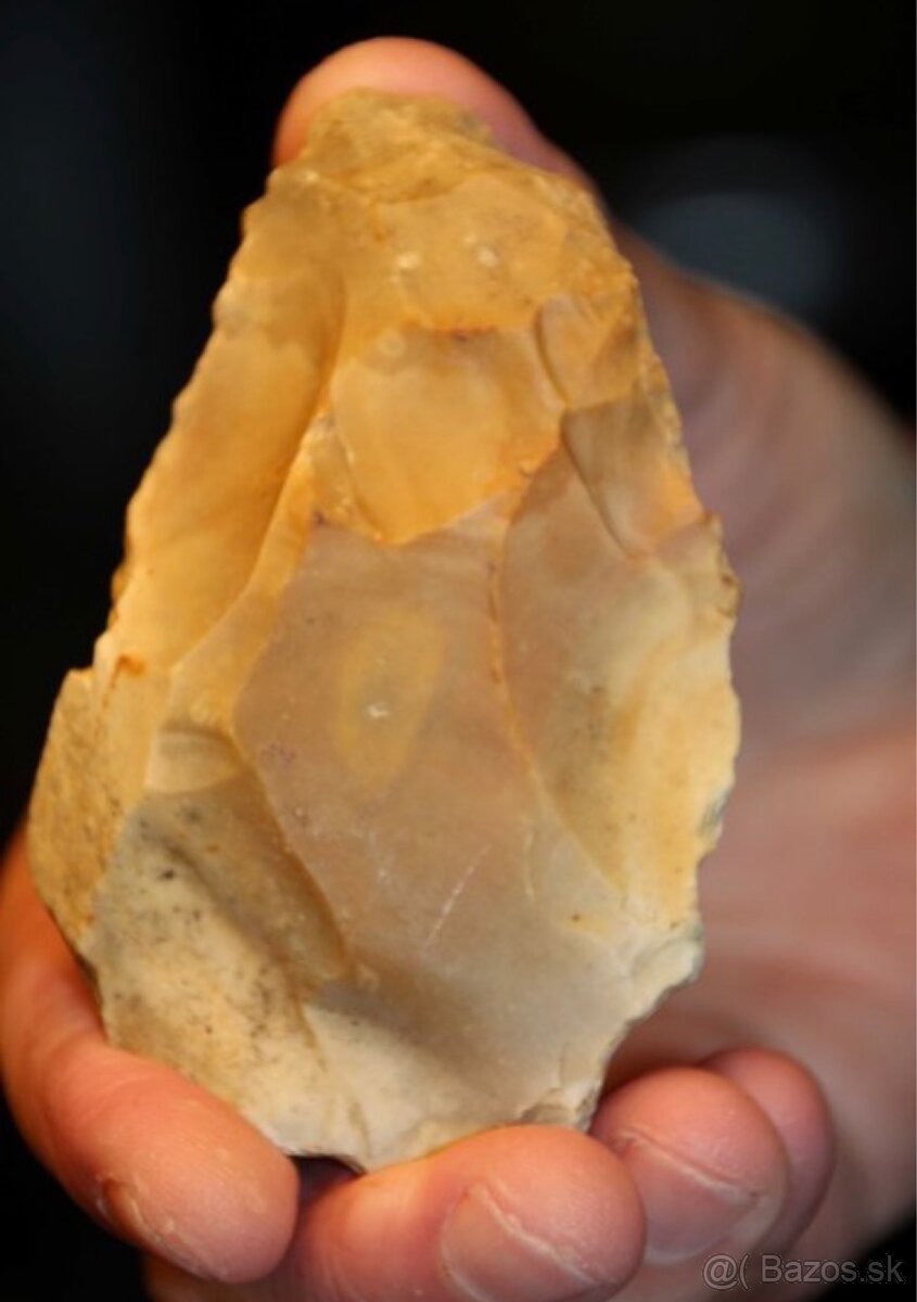 Neolitická kamenná motyka (sekera) – cca 4000 pred n. l. - 4