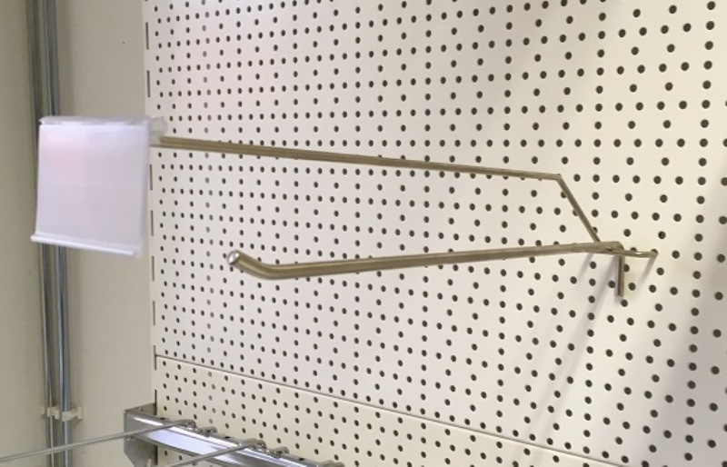 Háky na tovar a cenovkové lišty pre obchodné regály - 4