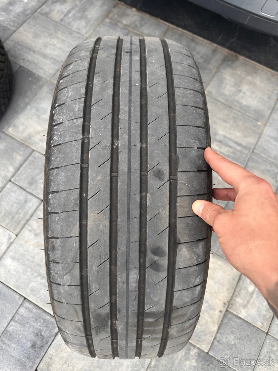 Goodyear 235/45 R19 - 4