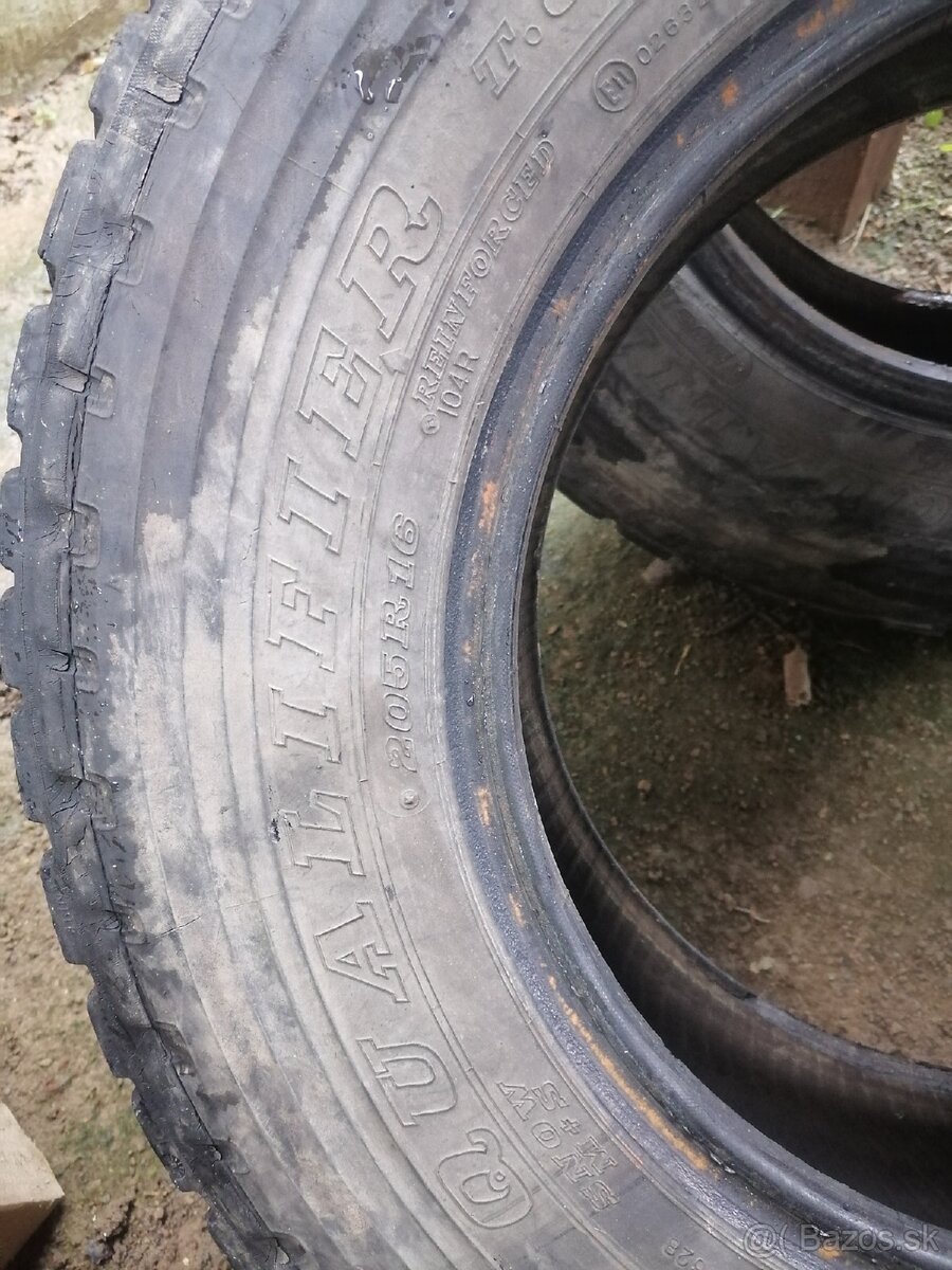 Pneu 205/80 R16