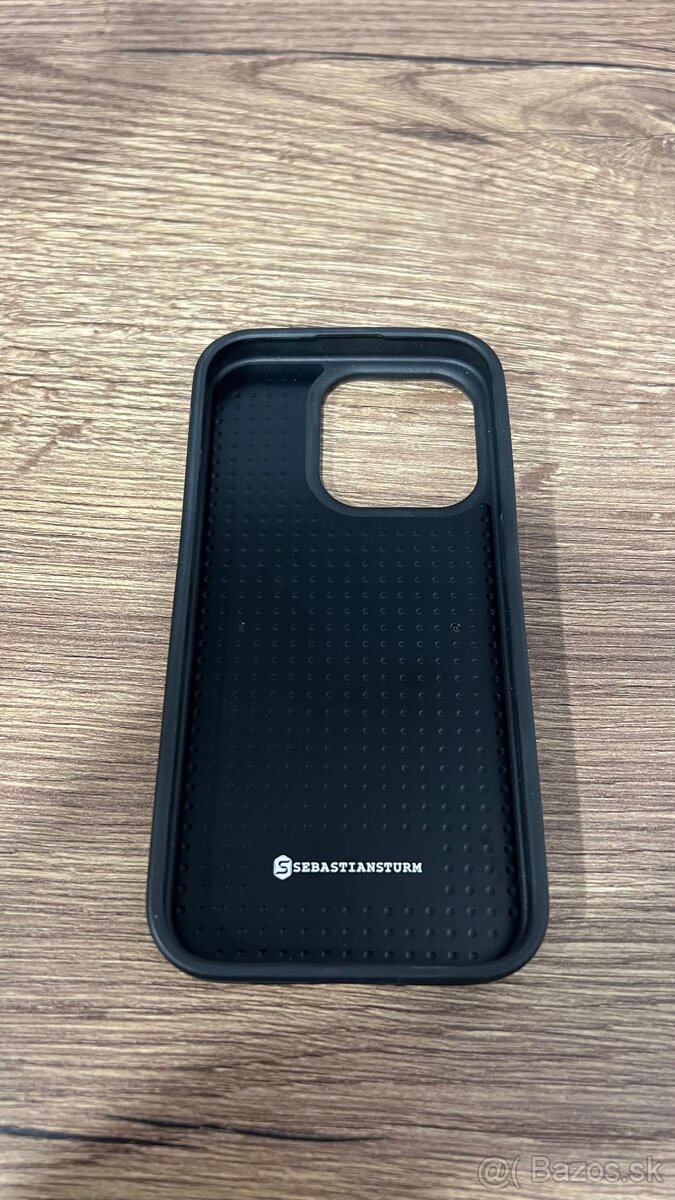 Kryt na iPhone 15 Pro - dřevo tmavý orech Sebastian Sturm - 4