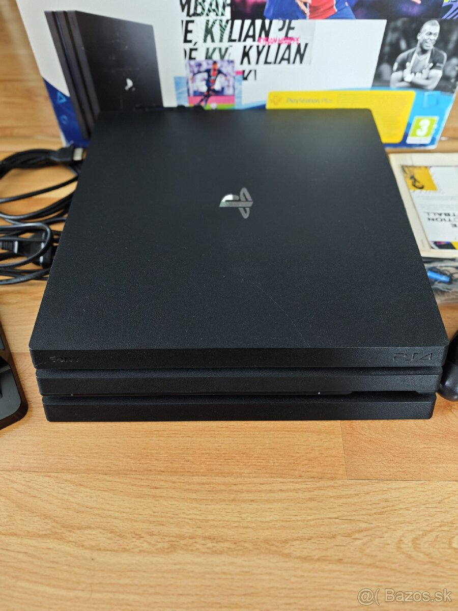 Predám Playstation 4 Pro 1Tb + 2x ovládač a hry - 4