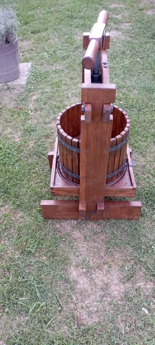 Starý drevený lis na hrozno - 4