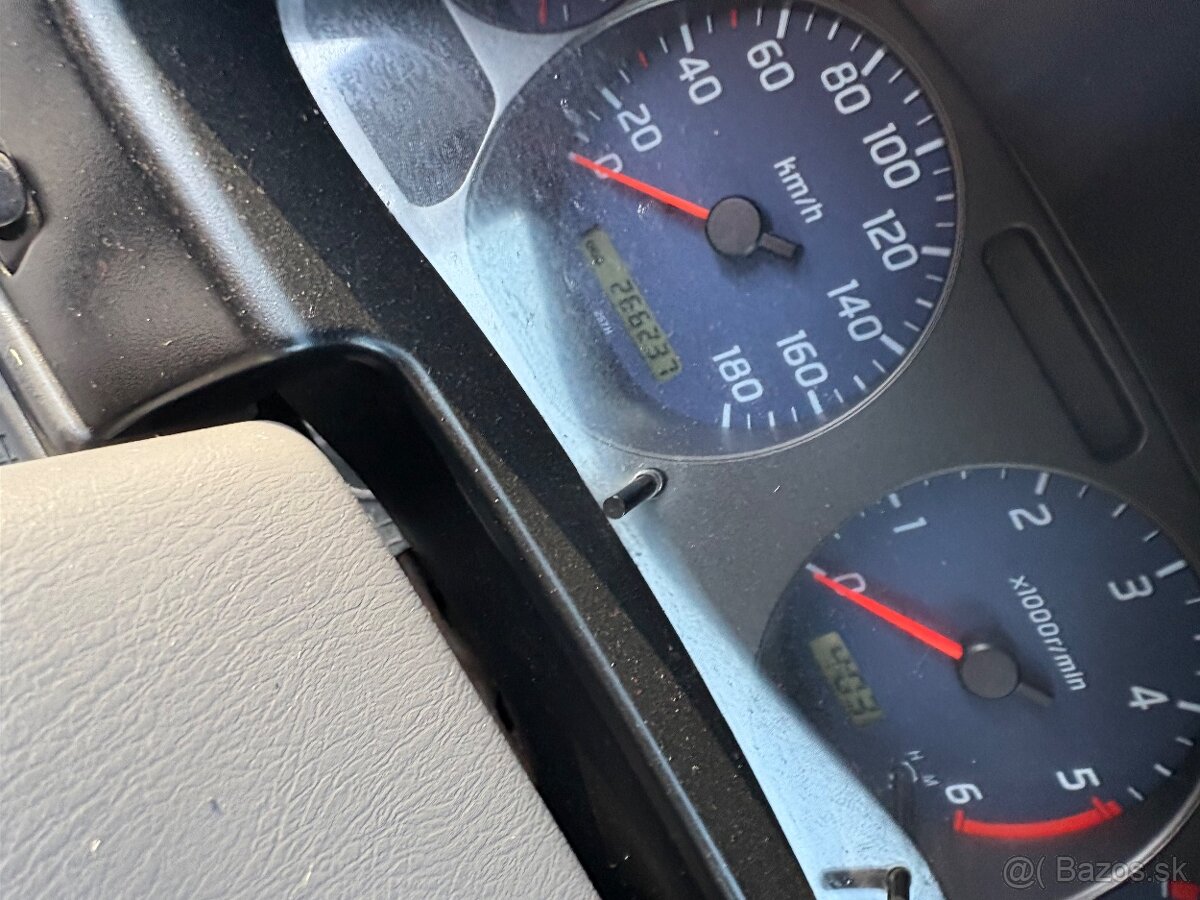 Nissan Pick up 2.5 td - 4