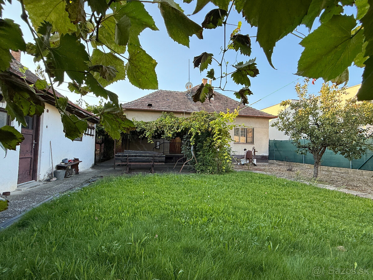 Príjemný dom pri centre Senca s garážou - 4