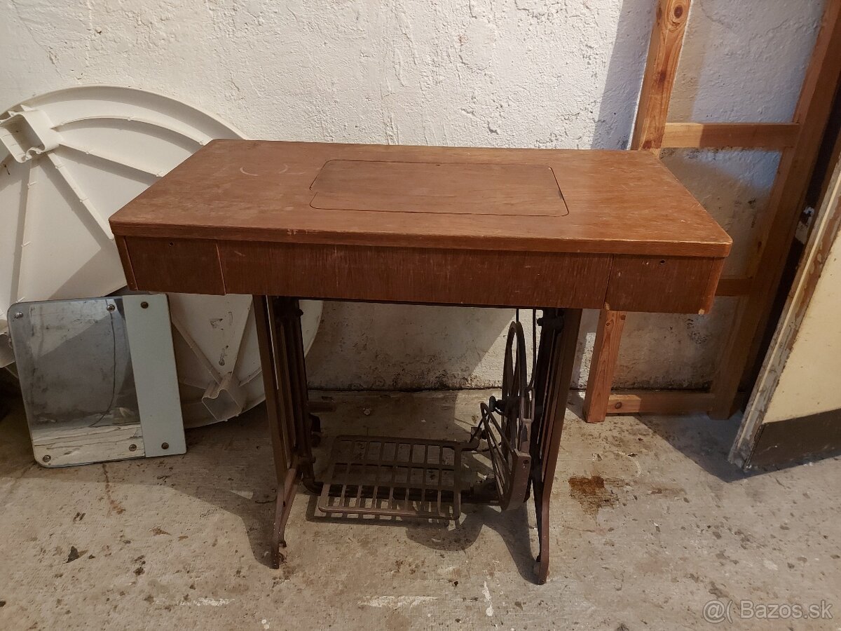 Starý šijací stroj + skriňa - 4