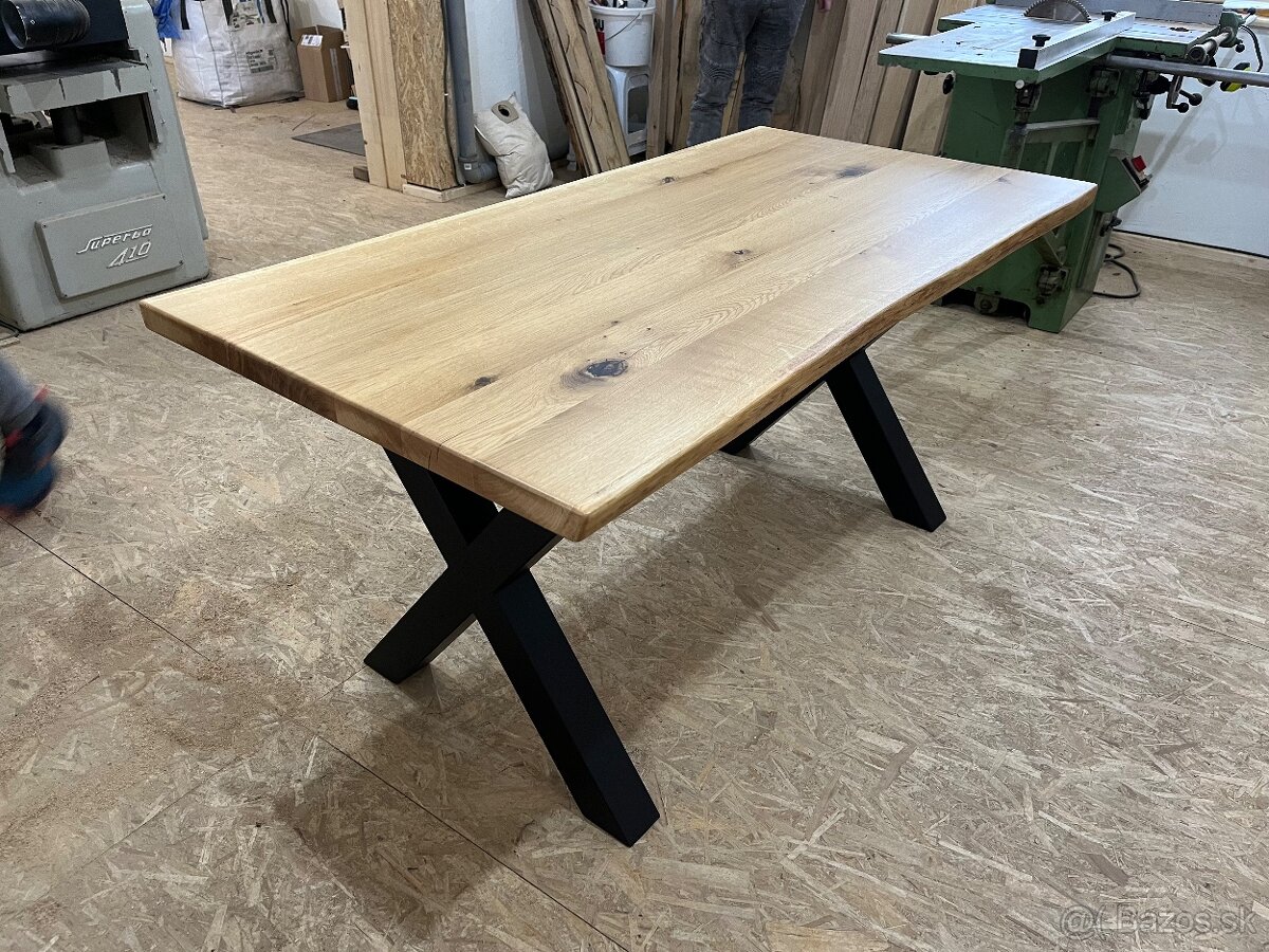 Masívny jedálenský stôl s prírodnou hranou - 4