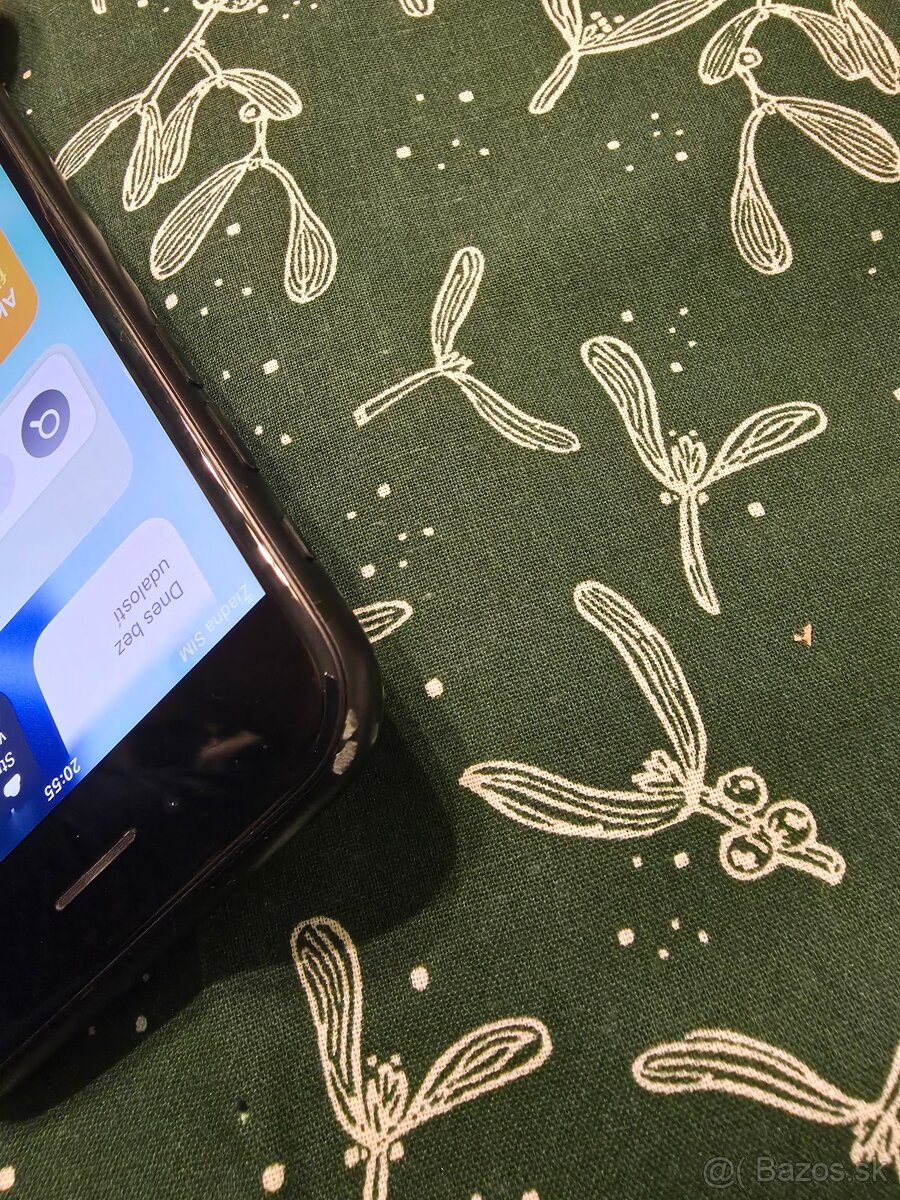 Iphone se 2020 volny v dobrom stave plne funkčný má znaky po - 4