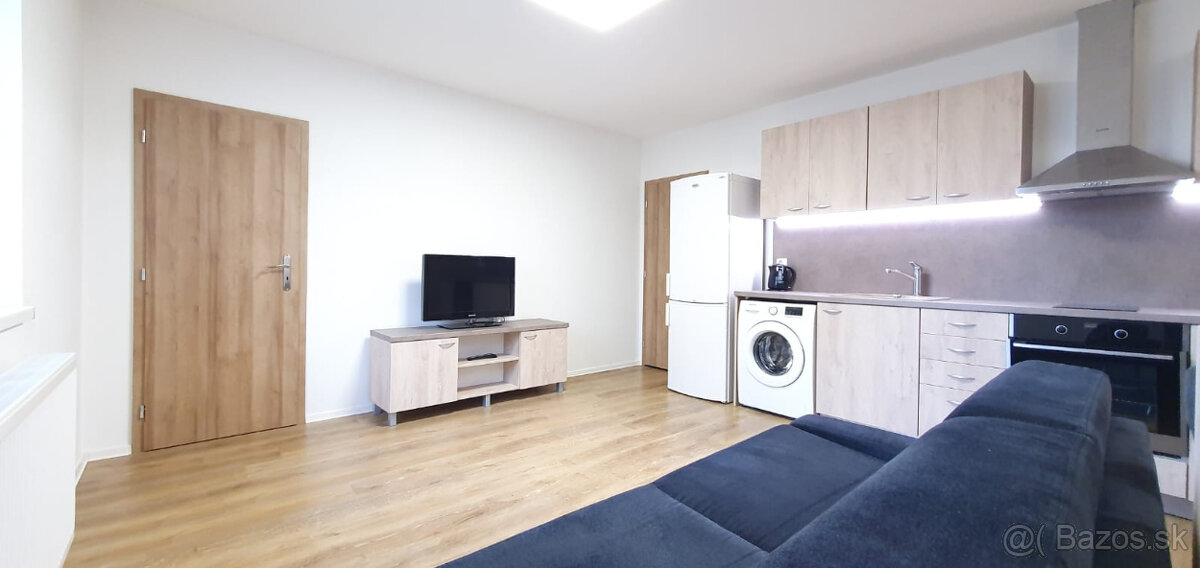 Prenájom 1 izbového bytu s parkovacím státím v centre BB - 4