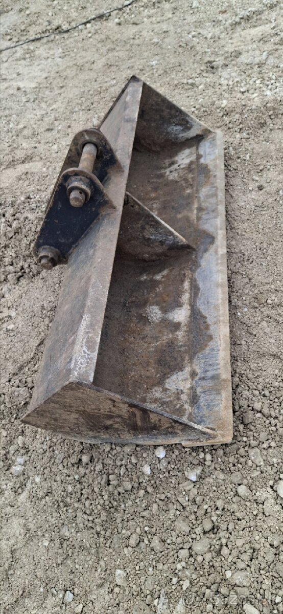 Pevná svahovacia lyžica uchyt JCB 4/3cx,65r - 4