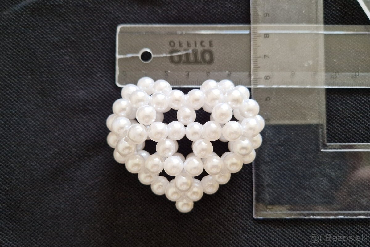 Krásny ručne šitý prívesok: srdce z korálok - 4