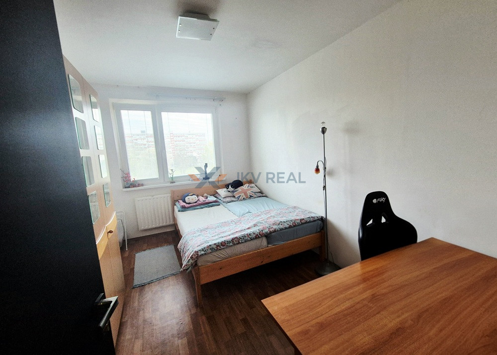 NA PREDAJ PRÍJEMNÝ 3-IZB.BYT S LOGGIOU V OBĽÚBENEJ ČASTI PET - 4