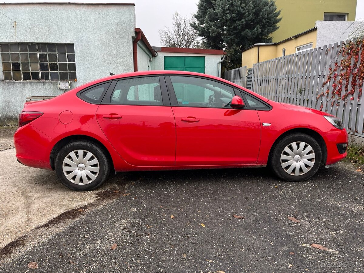 Opel Astra Notchback - 4