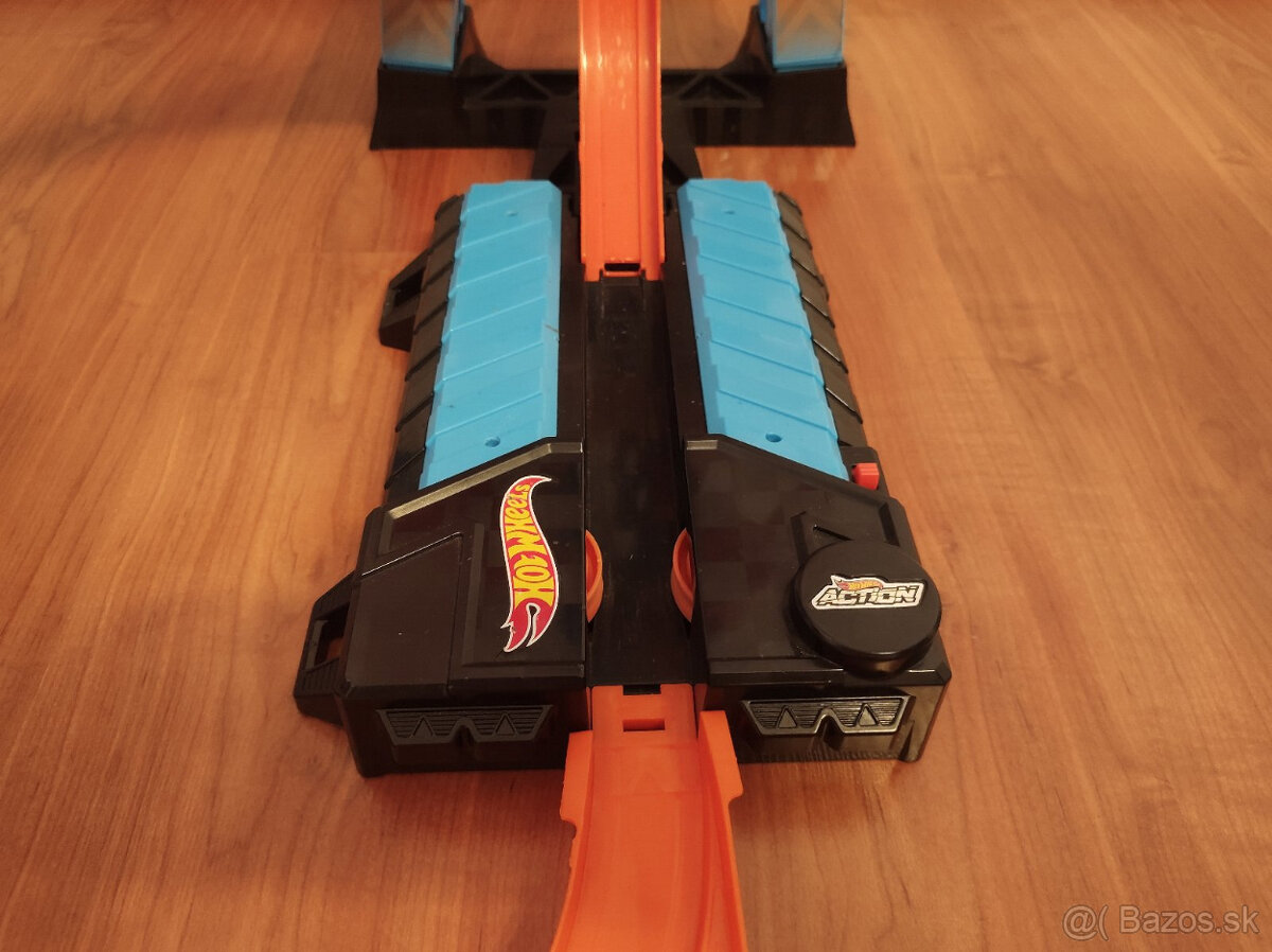 Hot wheels autodráha Turbo Boost GJM76 + garáž - 4