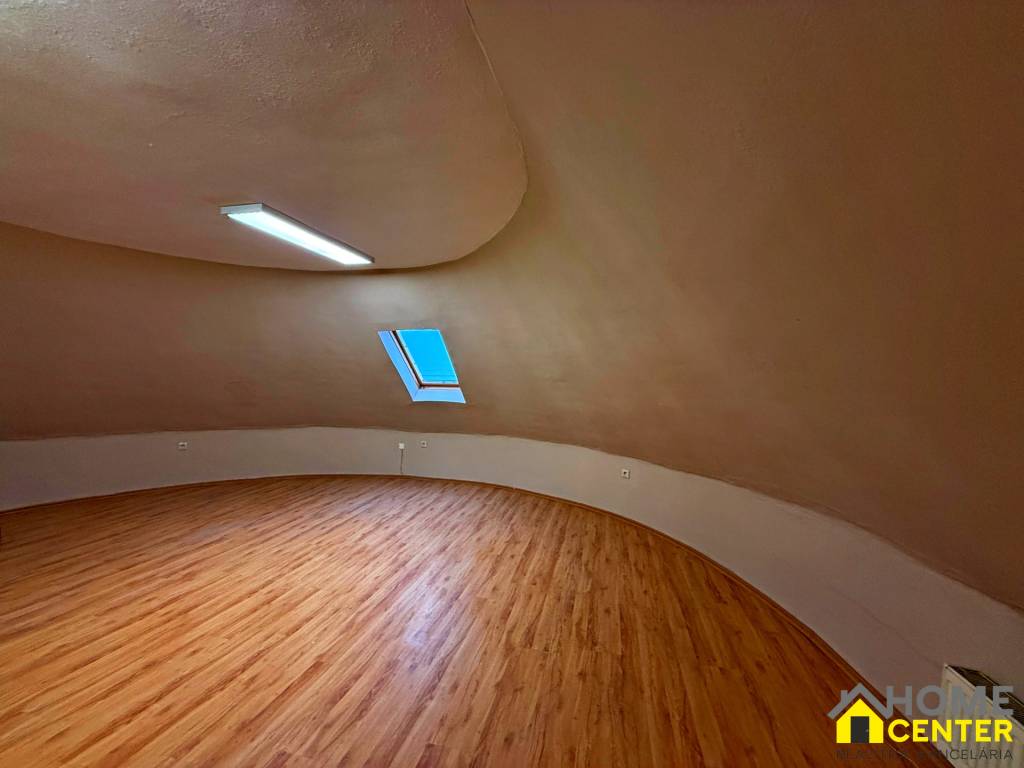 Na predaj unikátna dvojpodlažná budova na podnikanie aj býva - 4