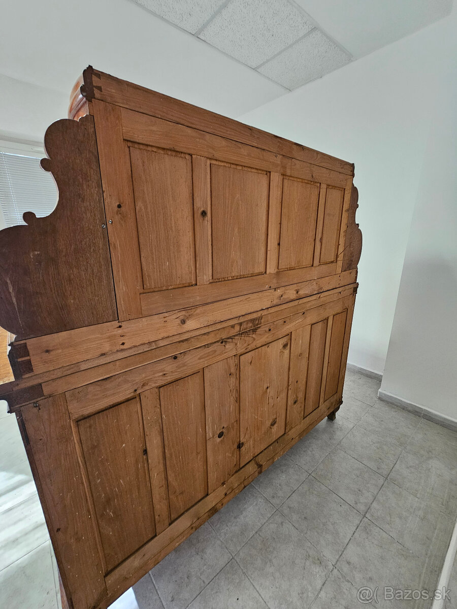 Predám starožitnú komodu v vitrínou - 4