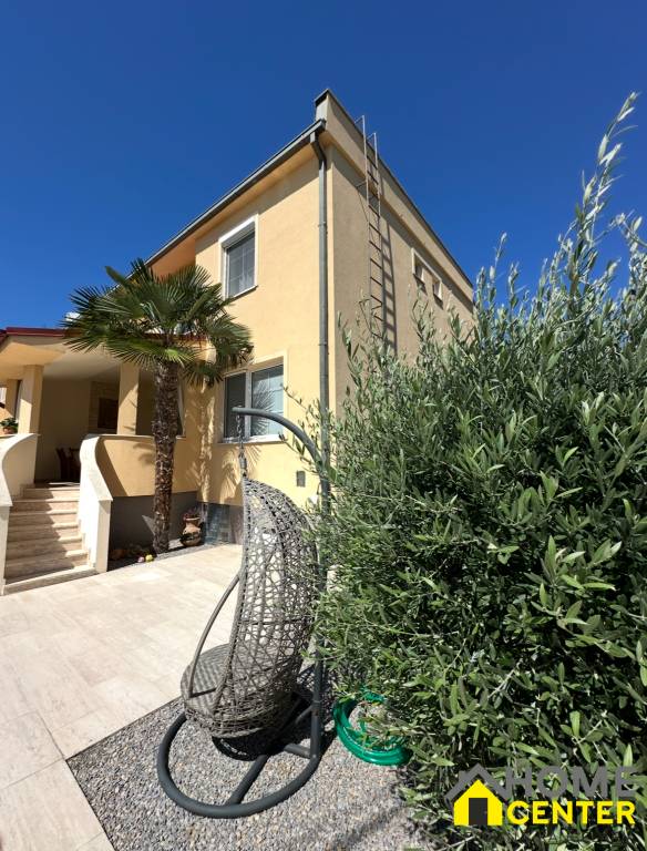 PREDAJ : ŠTÝLOVÝ RODINNÝ DOM S BAZÉNOM, KOMÁRNO - 4