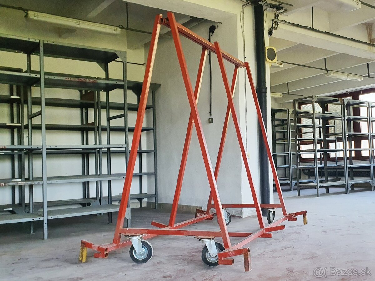 Kovové regály, prenášače, striekacia kabína. - 4