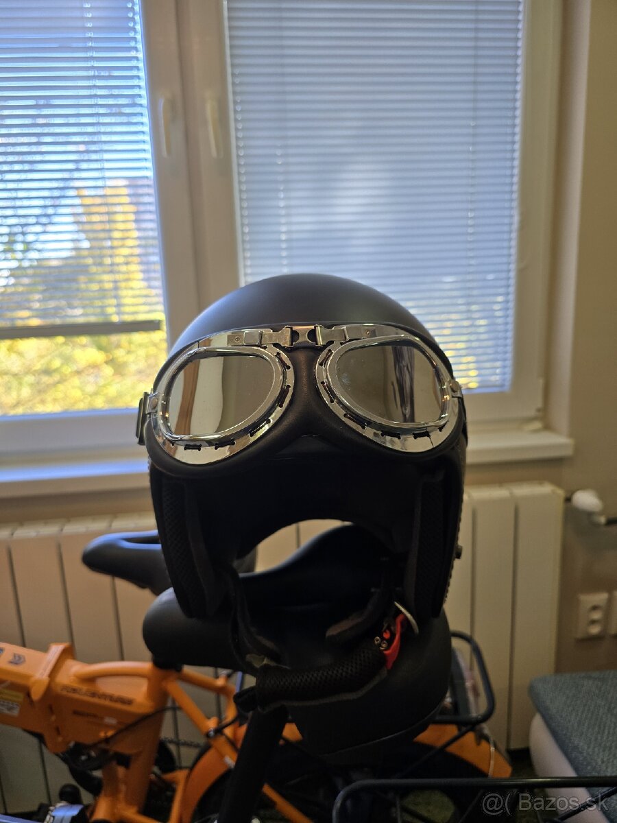 Otvorená motoprilba a okuliarmi. - 4