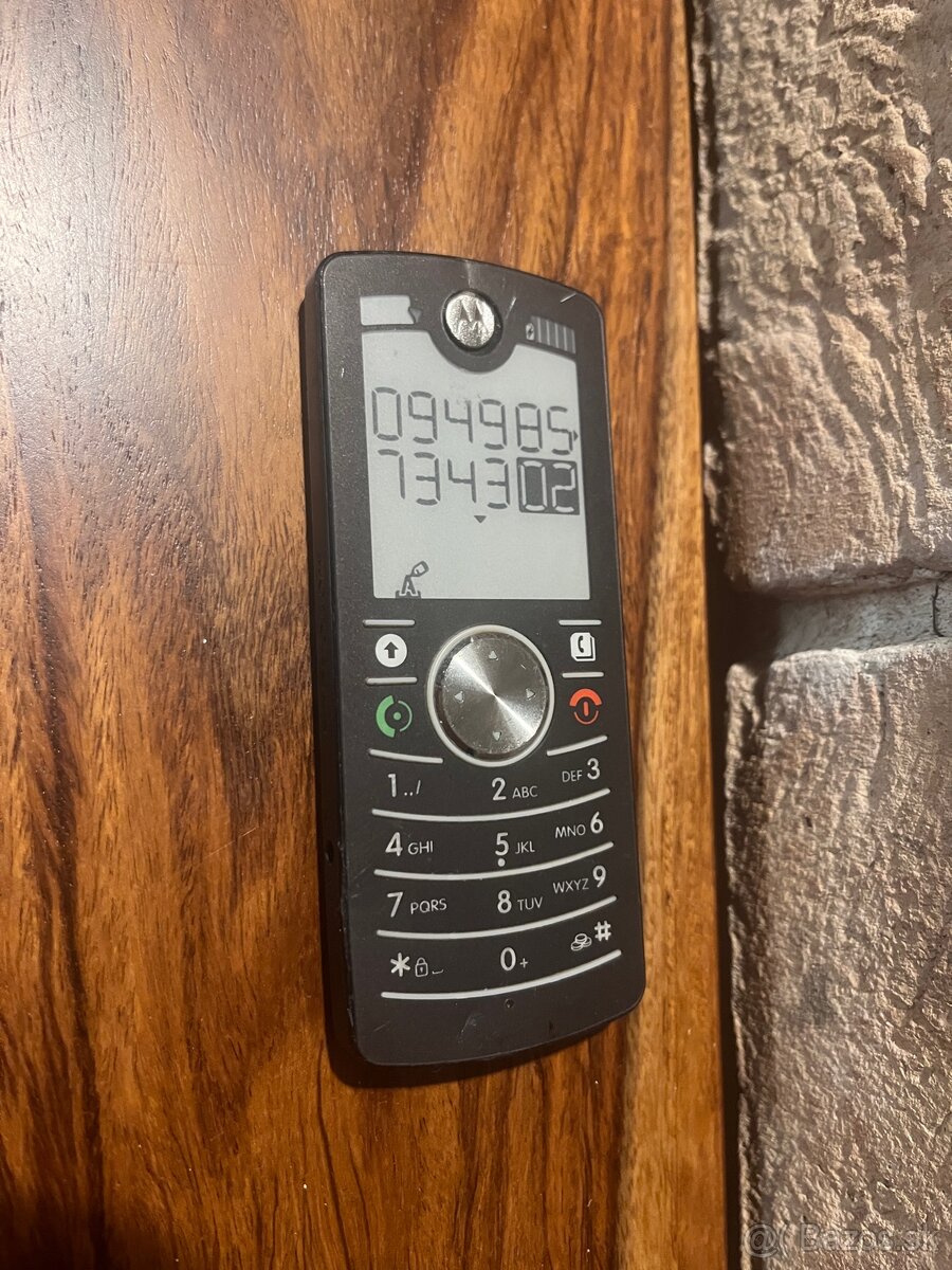 Motorola MOTOFONE F3 monochromaticky displej - 4