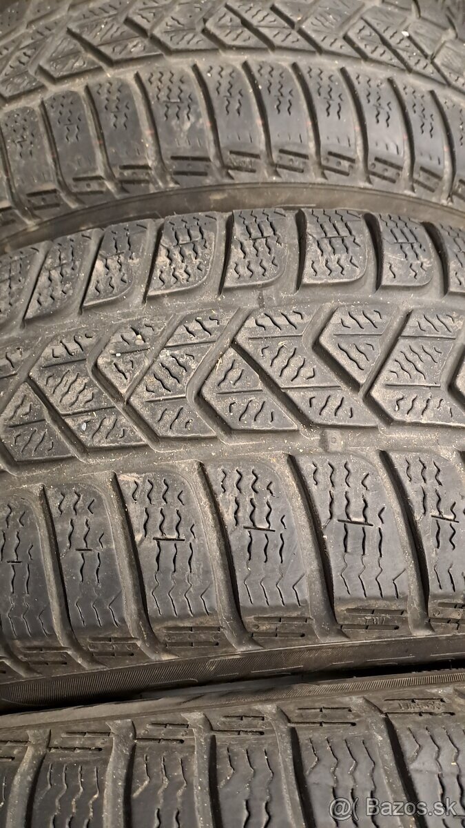 Predám 4ks jazdené zimné 215/55r17-98V Pirelli - 4