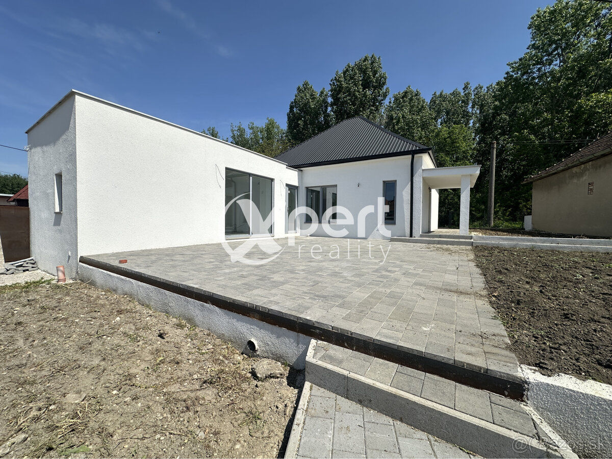 Rodinný dom v tichej obci Tomášikovo je na predaj - 4