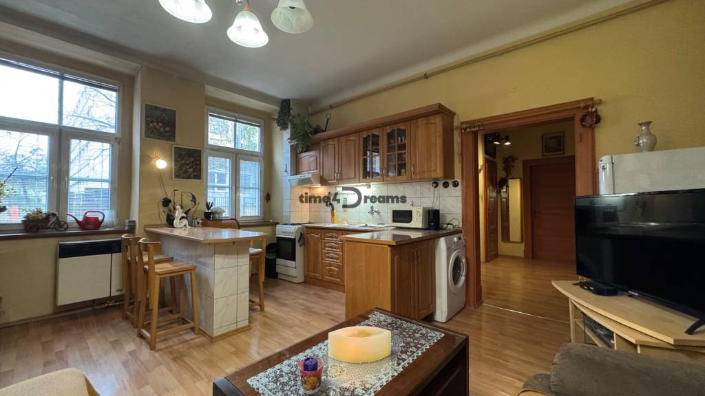 NA PREDAJ 2 izbový byt v historickej bytovke v centre NITRY - 4