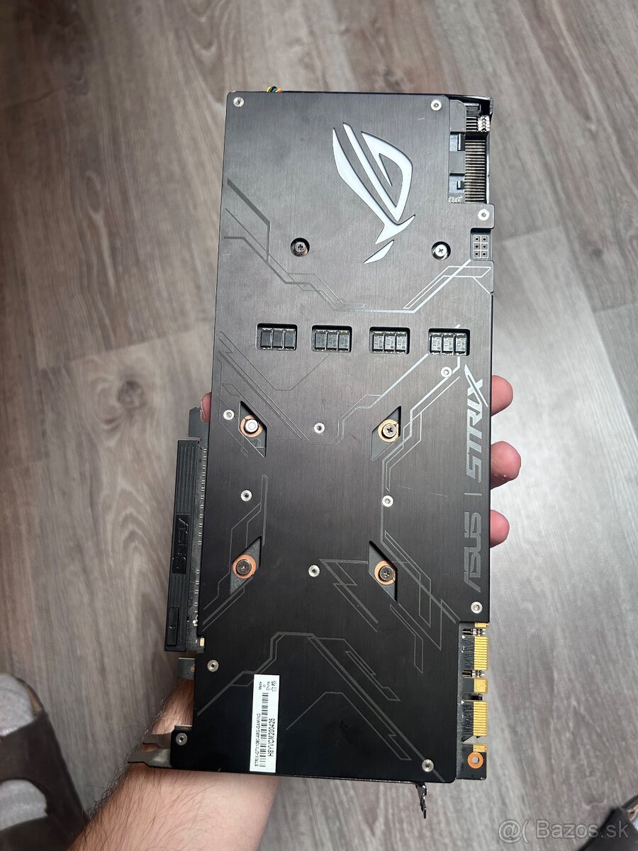 Asus ROG STRIX-GTX1080-8G-GAMING - 4