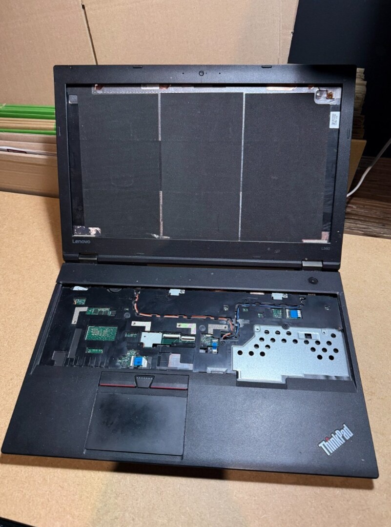 Notebook L560 na opravu alebo diely. - 4