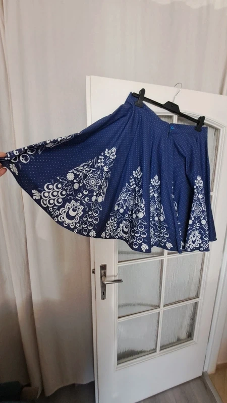 Modrá sukňa s vreckami. - 4