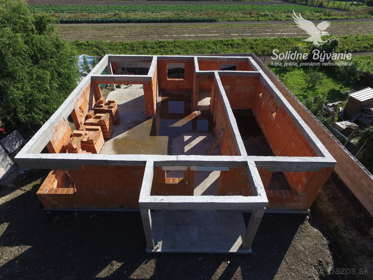 Rozostavaný 4-izbový rodinný dom v Tomášikove - 4