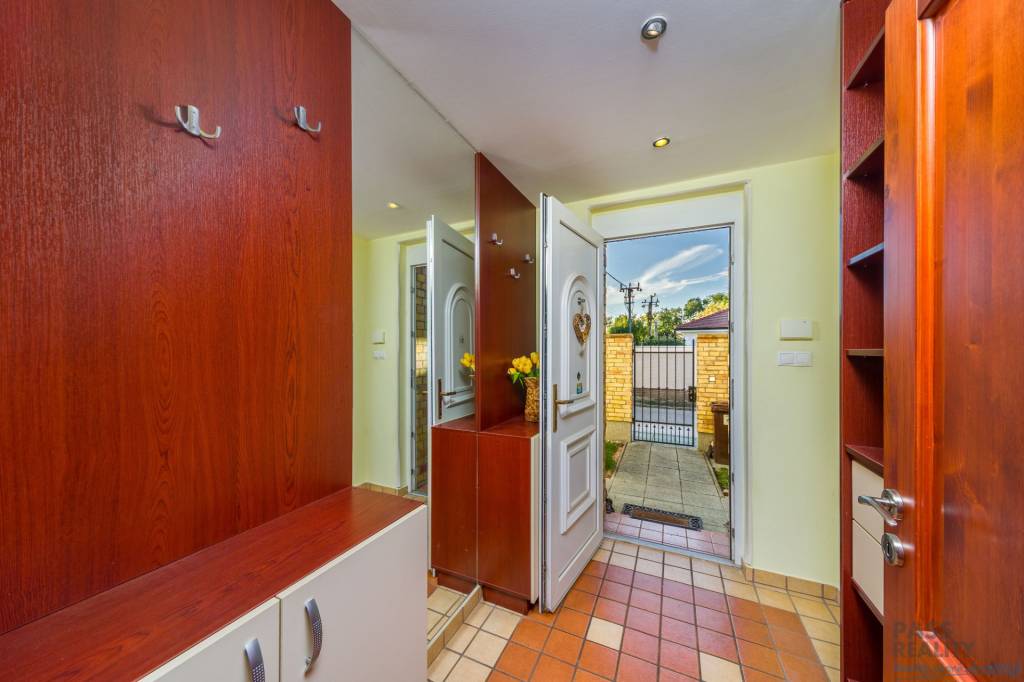 Rodinný dom s podkrovím, 2-garážou, parking, vírivka v srdci - 4