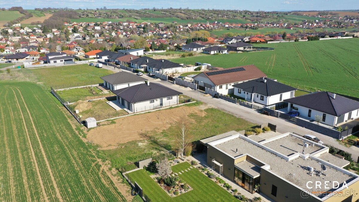 CREDA | predaj stavebný pozemok so stavebým povolením a IS, - 4