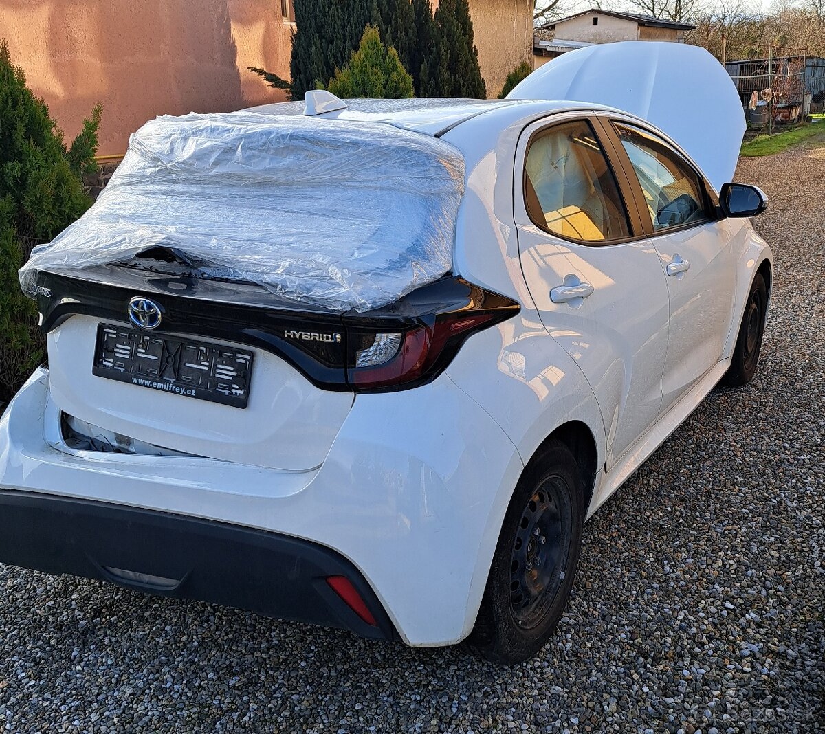Predám Toyotu Yaris 1.5 Hybrid, na náhr. diely - 4