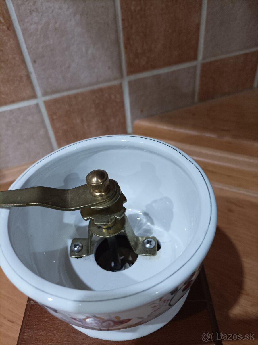 Drevený mlynček na kávu - 4