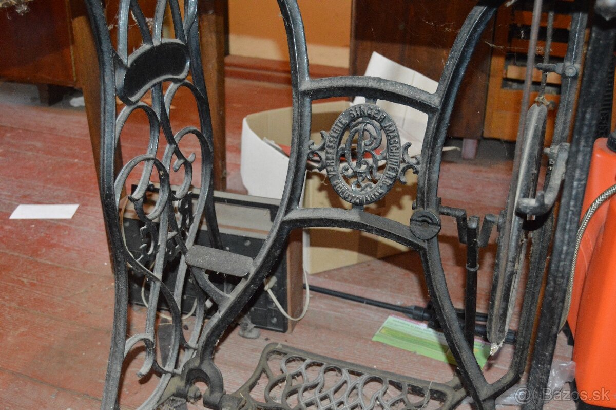 Starý šijací stroj Singer. - 4