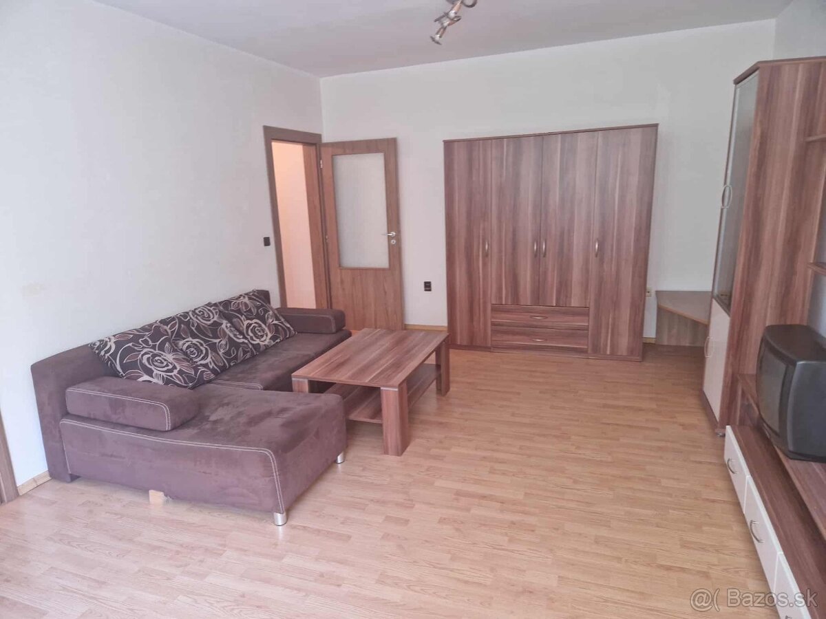 Na prenájom izbový byt s balkónom Handlová - 4