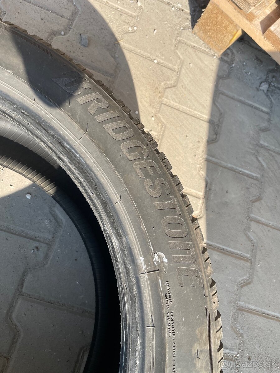 285/45 R21 - 4